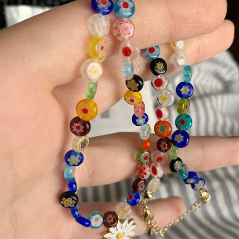 Färgglada Halsband Med Pärlor Och Prästkragar